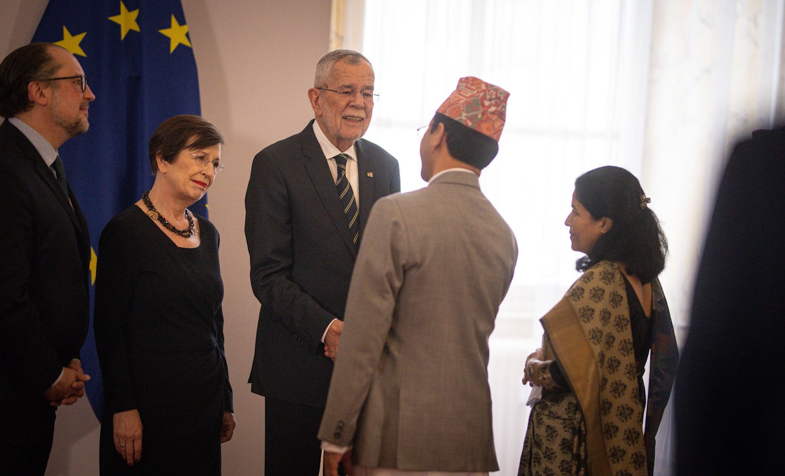 Van der Bellen, Schmidauer sowie Außenminister Alexander Schallenberg (l./ÖVP) beim Neujahrsempfang für das Diplomatische Corps in der Hofburg am 14. Februar 2023.