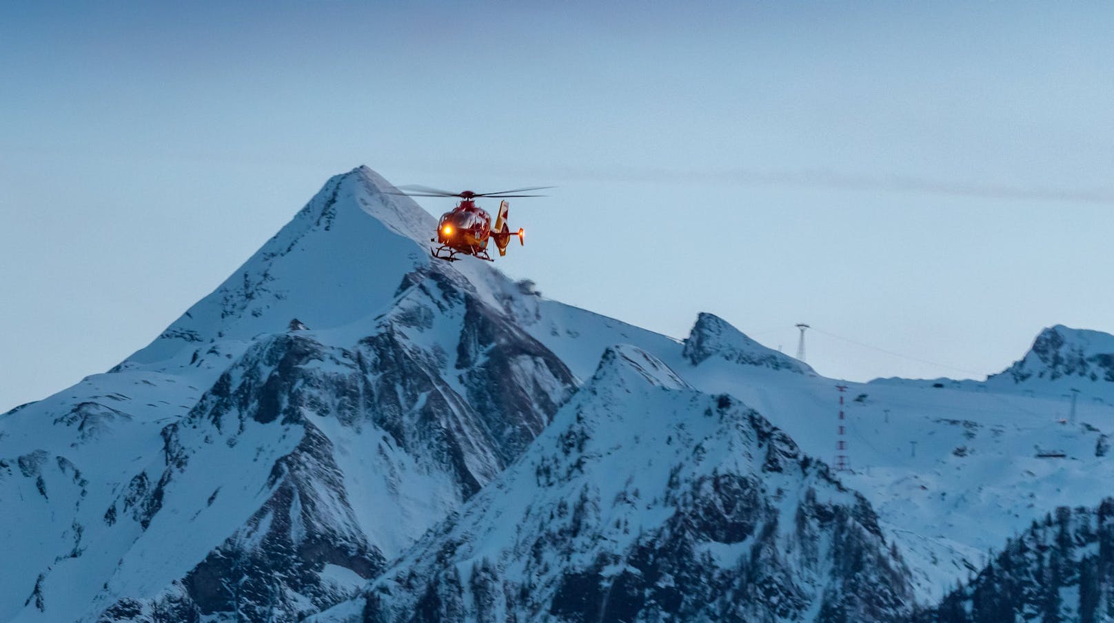 Der Rettungshubschrauber "Alpin Heli 6" konnte den Verunglückten lokalisieren und im Schwebeflug auch bergen.