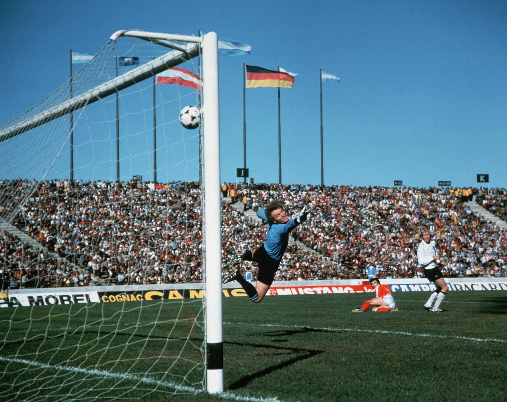 Legendär waren auch Krankls Auftritte im Nationalteam: Unvergesslich ist das "Wunder von Cordoba" 1978, als er Österreich zum 3:2 im WM-Duell mit Deutschland schoss.