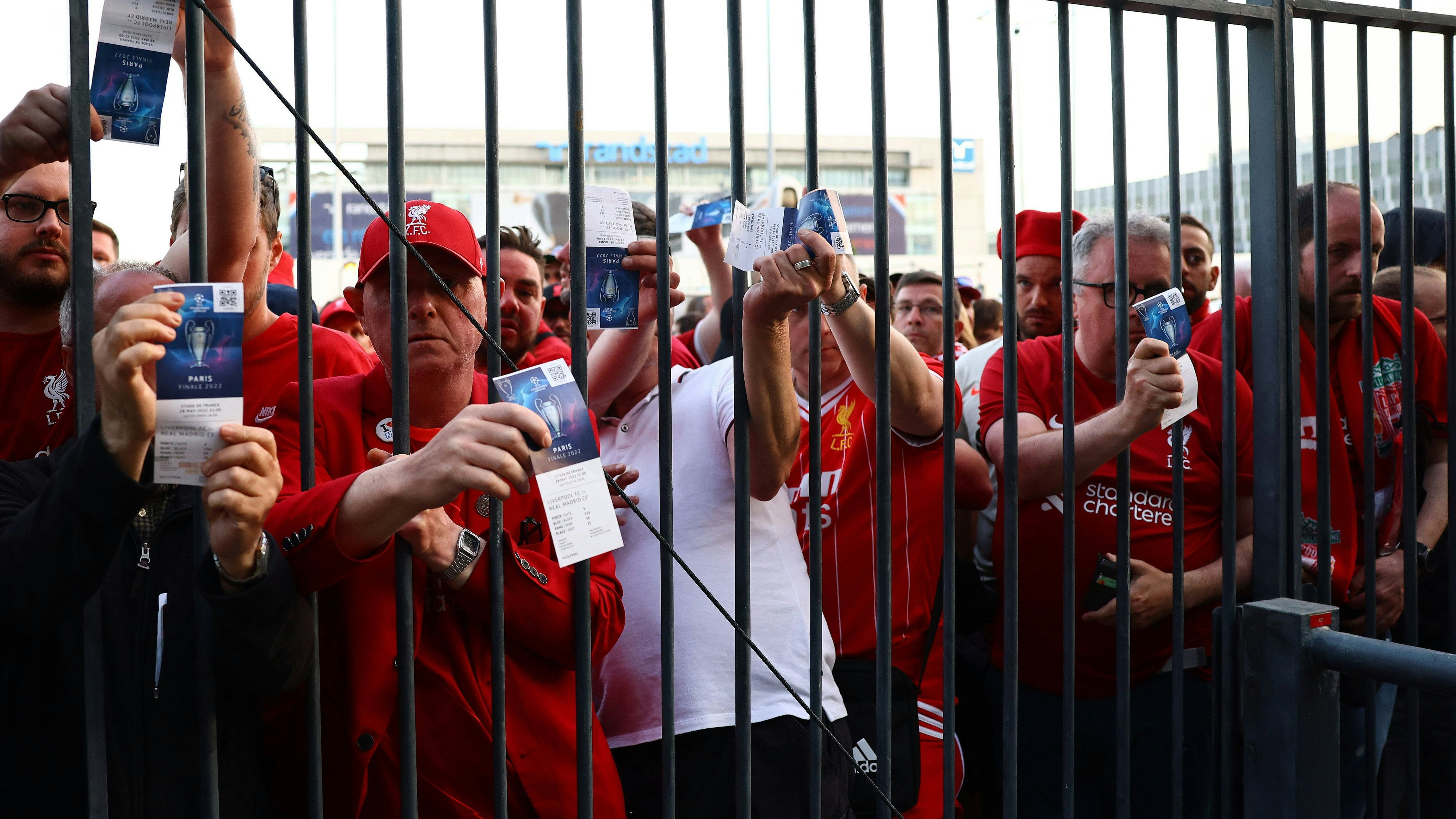 Fans mit gültigen Tickets wurden nicht ins Stadion gelassen.
