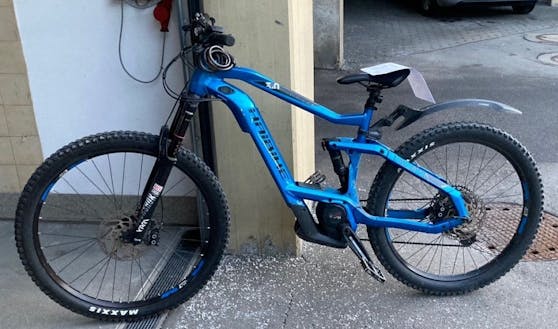 Die Polizei vermutet eine Straftat im Zusammenhang mit diesem E-Bike. Hinweise sind erbeten.