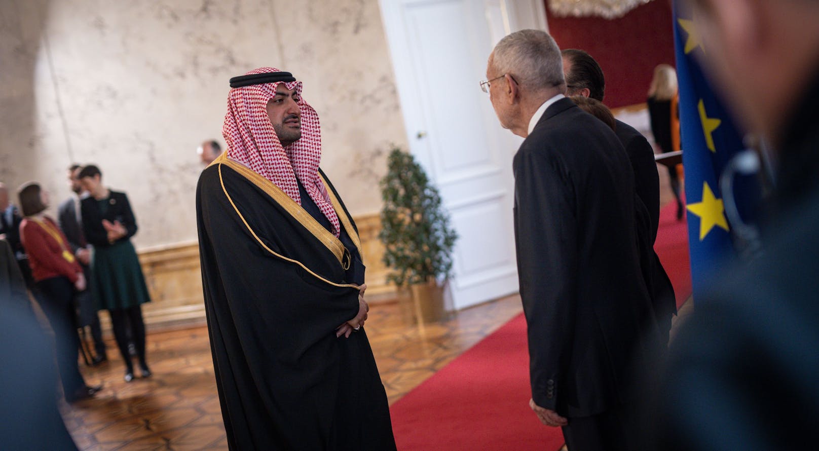 Bundespräsident Alexander Van der Bellen (r.) beim Neujahrsempfang für das Diplomatische Corps in der Hofburg am 14. Februar 2023.