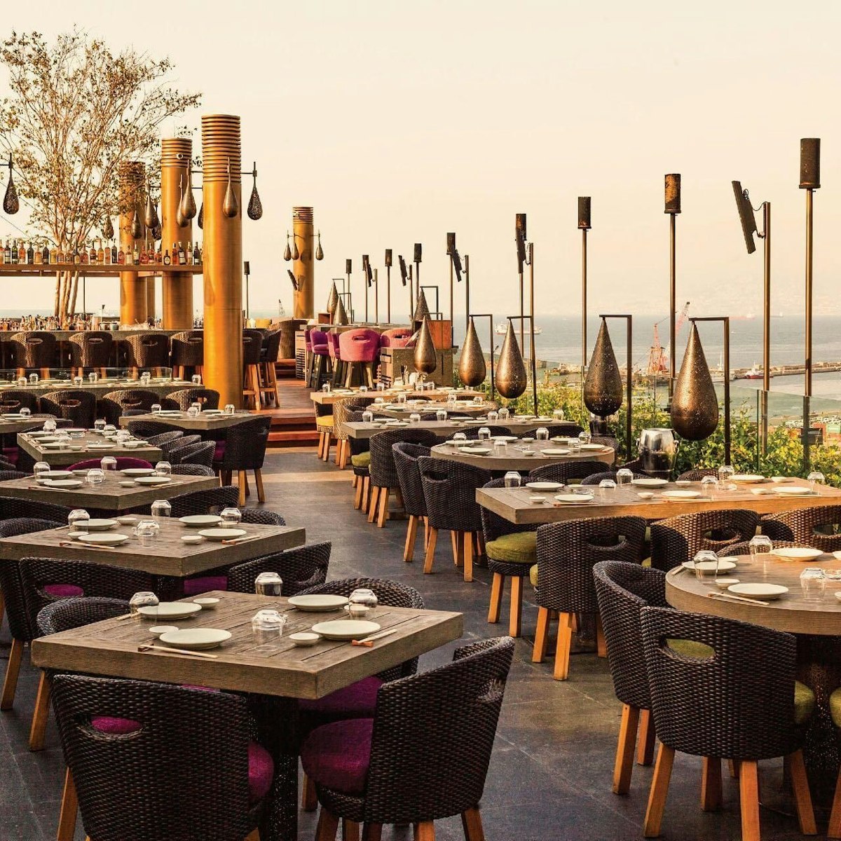 Es handelt sich eindeutig und die Terrasse des Restaurants Clap Beirut, wie diese Aufnahme beweist, die von den Restaurant-Betreibern am 12. Juli 2020 auf Facebook hochgeladen wurde. 