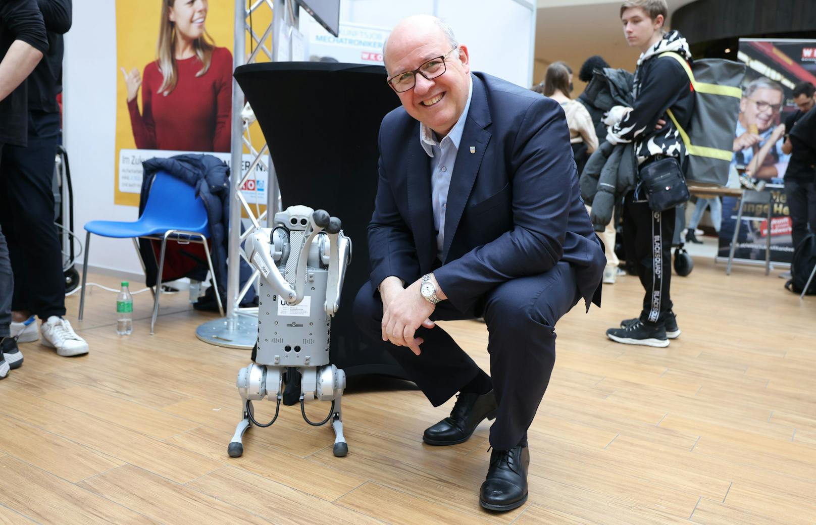 Innungsmeister der Mechatroniker, Peter Merten, mit dem Roboterhund, einer Attraktion des Events.