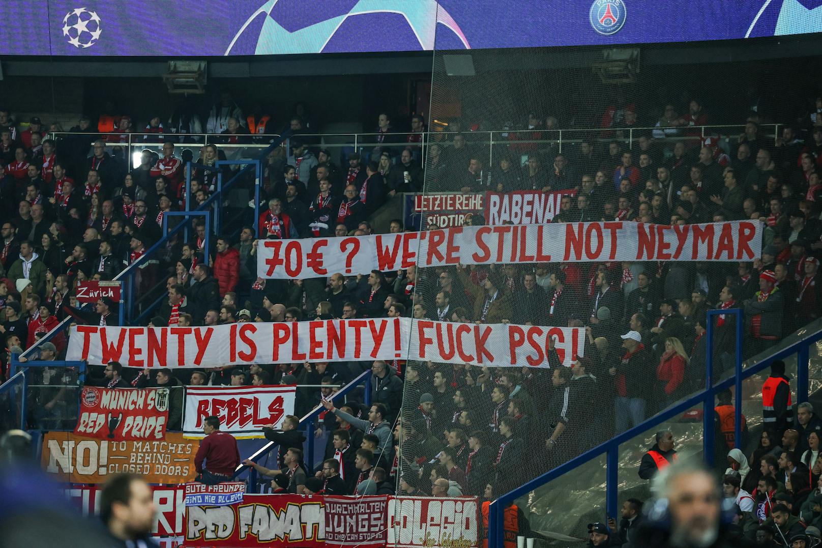 Dieses Plakat entrollten die Bayern-Fans in Paris, dafür wurde der Verein bestraft.&nbsp;