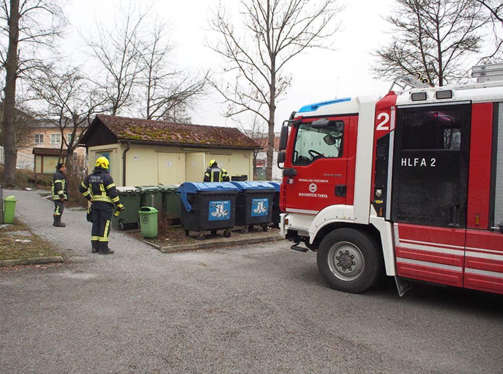 Die Feuerwehr musste die Frau aus dem öffentlichen WC befreien.