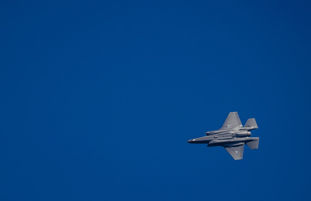 Niederländische Militärflugzeuge des Typs F35 eskortierten die drei russischen Jets. Symbolbild.