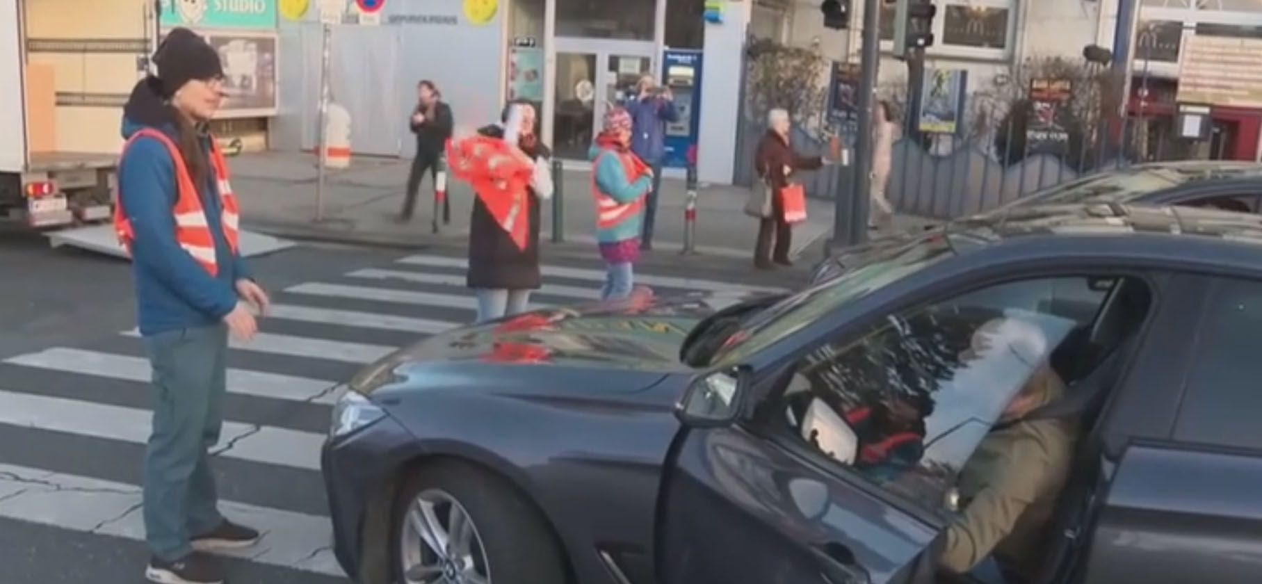 Der Wiener Autofahrer war über den Klima-Protest sichtlich verärgert.