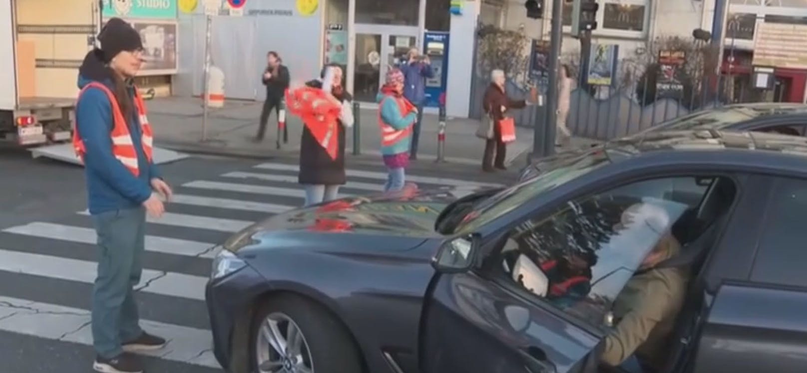 Der Wiener Autofahrer war über den Klima-Protest wenig erfreut: "Der Spaß hört irgendwo auf!"