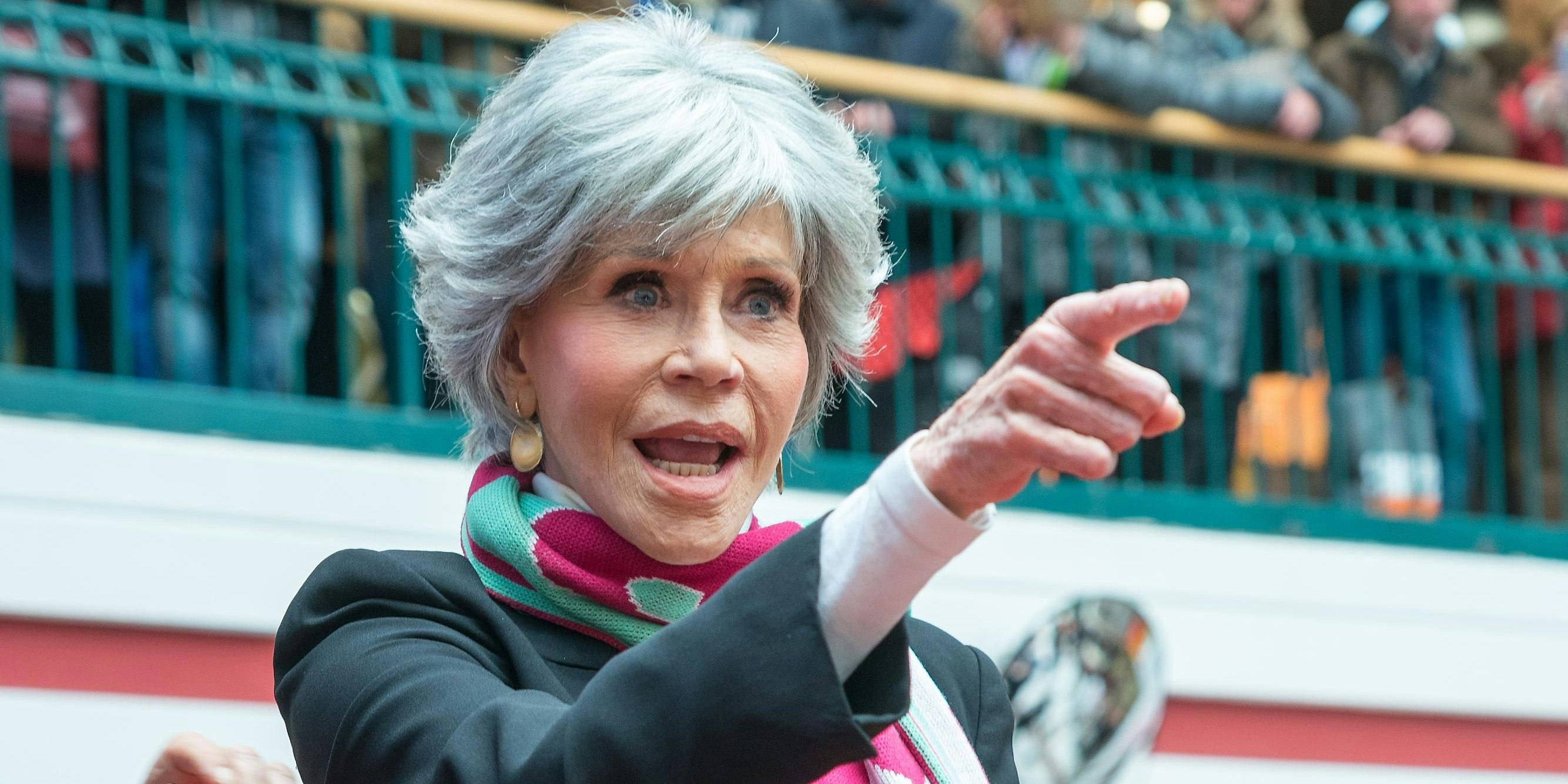 Jane Fonda ist ihres Zeichens Klimaaktivistin und wird die Einnahmen für ihre Opernballgage unter anderem dafür nutzen. 