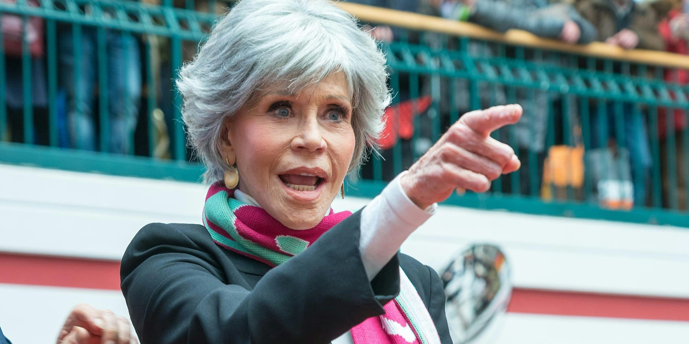 Jane Fonda ist ihres Zeichens Klimaaktivistin und wird die Einnahmen für ihre Opernballgage unter anderem dafür nutzen. 