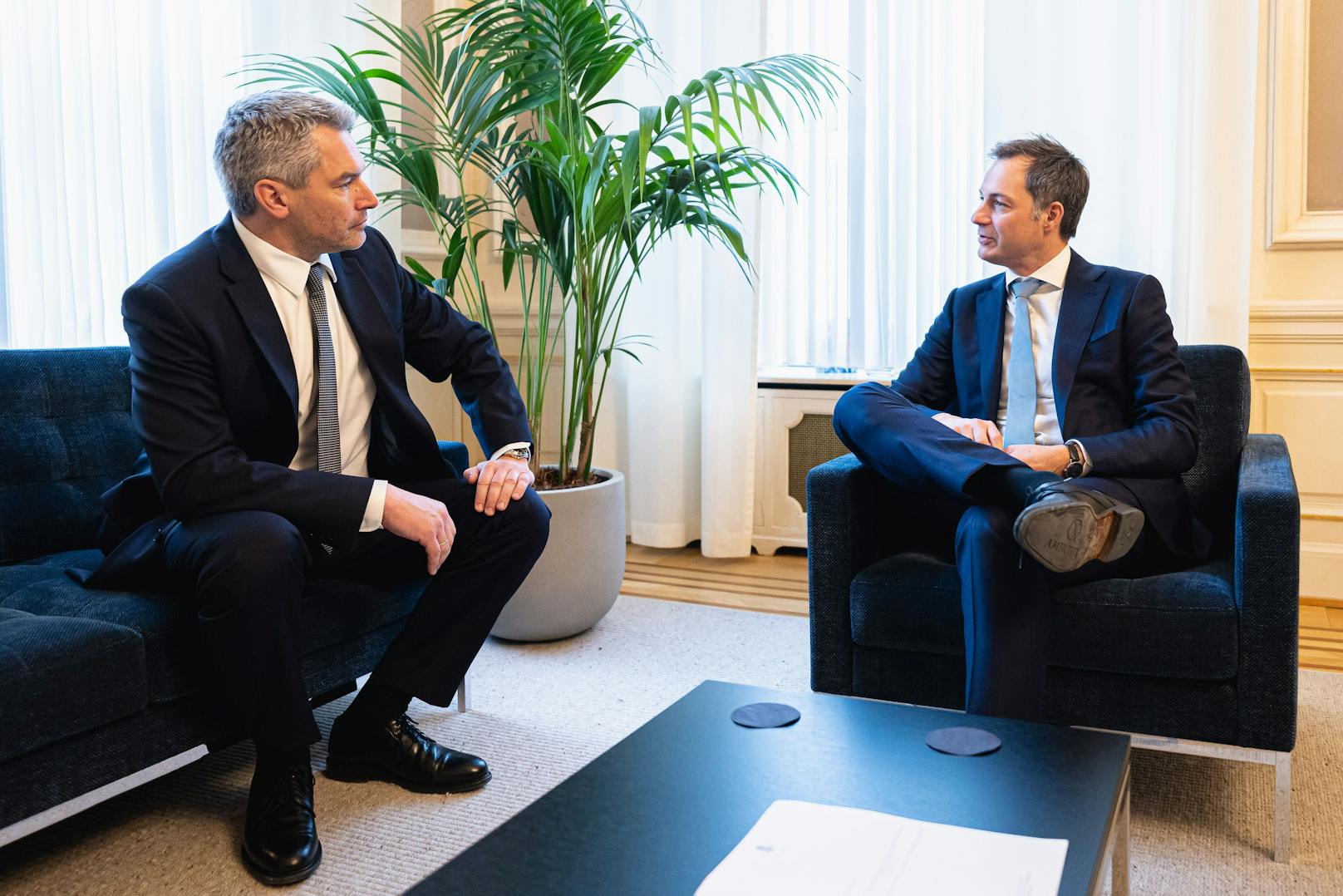 Fast exakt vor einem Jahr – es war der 17. Februar 2022 – besuchte Bundeskanzler Karl Nehammer (ÖCP) den belgischen Premierminister Alexander De Croo. Anlässlich des Opernballs erfolgt nun der umgekehrte Besuch. 