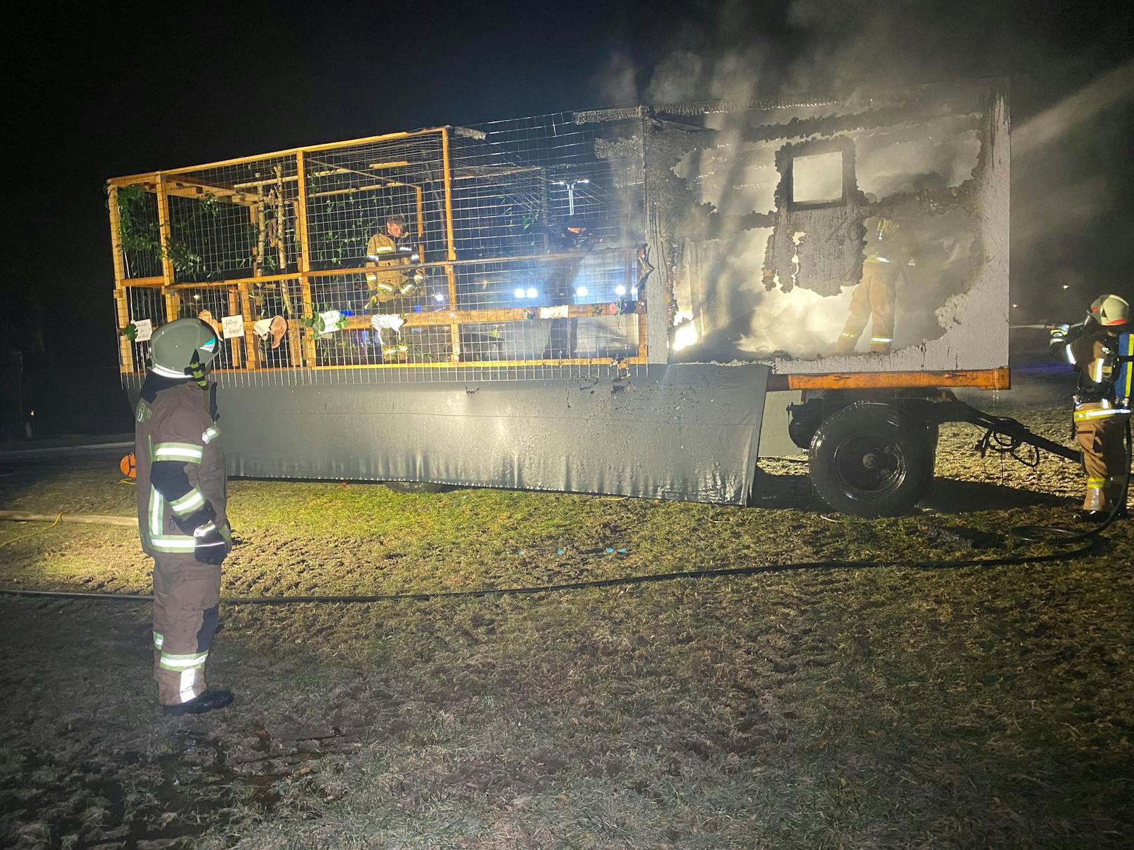 Die Feuerwehr Kundl wurde am Mittwoch zu einem Brand der Klammstraße alarmiert. Ein Faschingswagen war in Flammen aufgegangen.