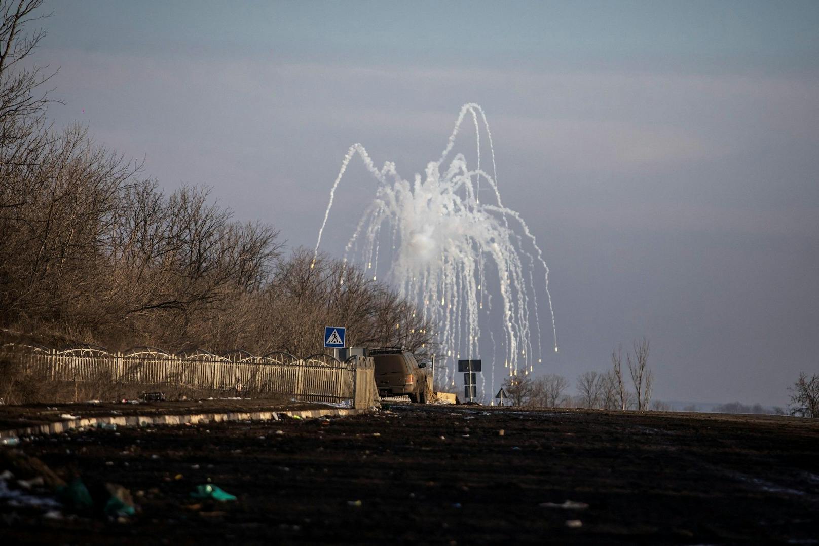 Russische Artillerie, Drohnen und Raketen bombardieren seit Monaten ukrainische Gebiete in den Regionen Luhansk und Donezk.