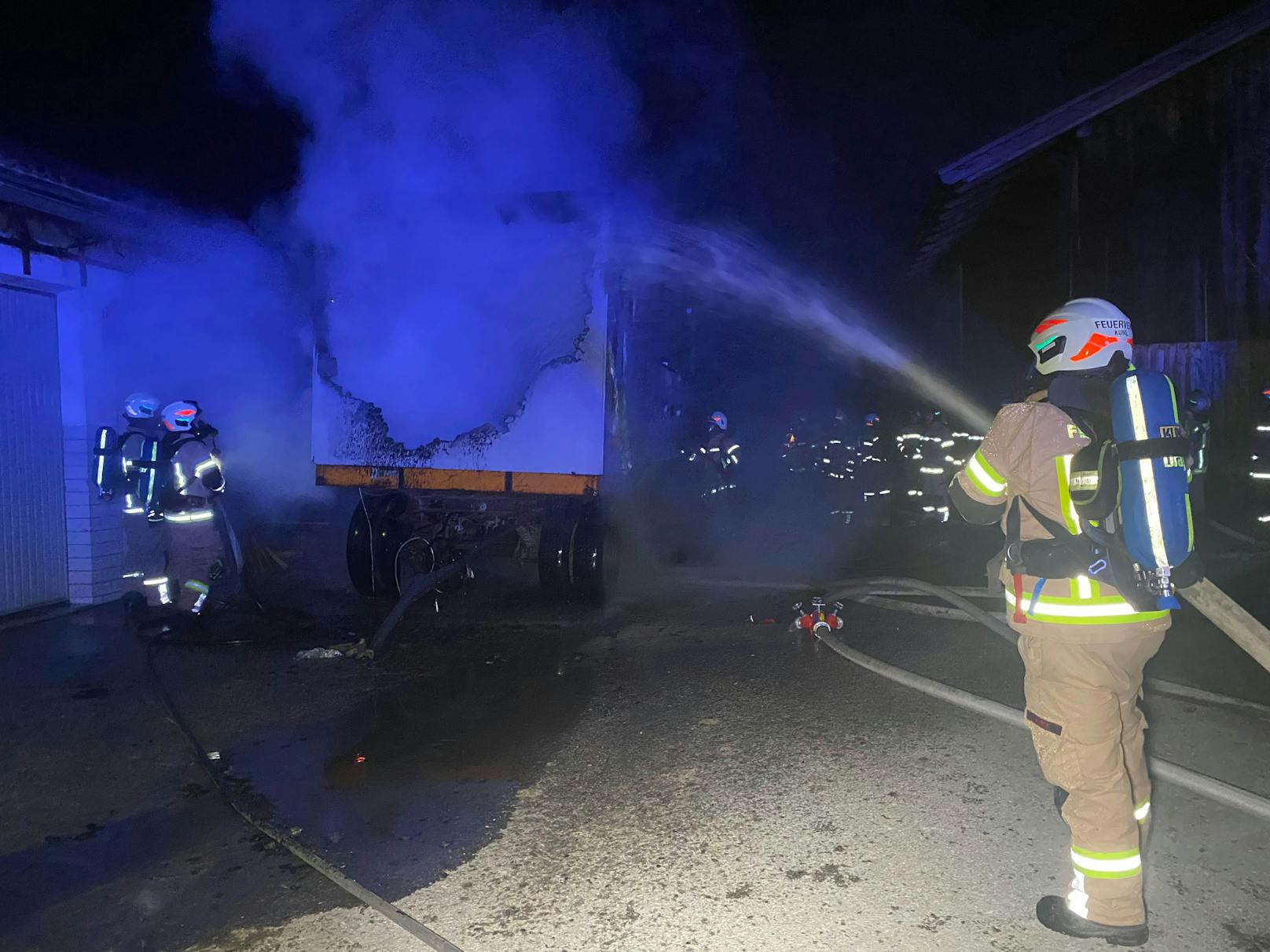 Die Feuerwehr Kundl wurde am Mittwoch zu einem Brand der Klammstraße alarmiert. Ein Faschingswagen war in Flammen aufgegangen.