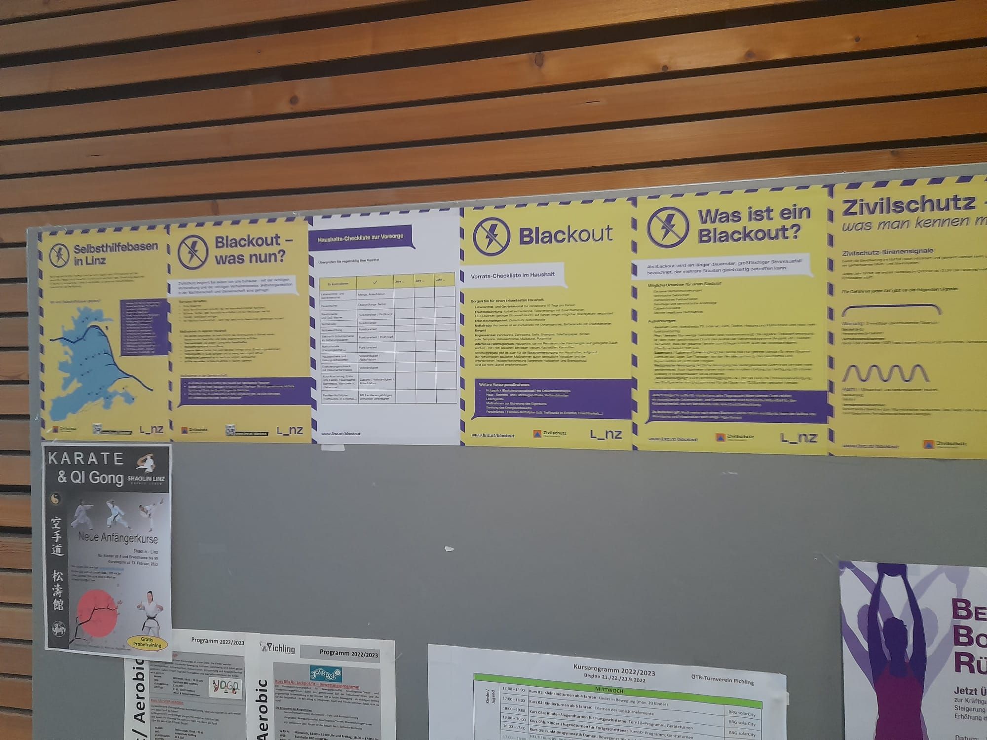 Im Volkshaus in der Linzer Solar City wird auf einem Schaukasten mit zahlreichen Plakaten über den Blackout-Fall informiert.