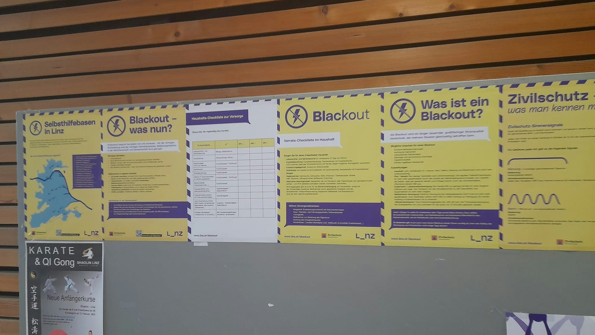 Im Volkshaus in der Linzer Solar City wird auf einem Schaukasten mit zahlreichen Plakaten über den Blackout-Fall informiert.