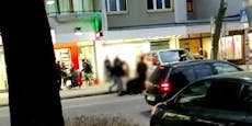 Straßen-Gang schlägt Wiener nieder und raubt ihn aus