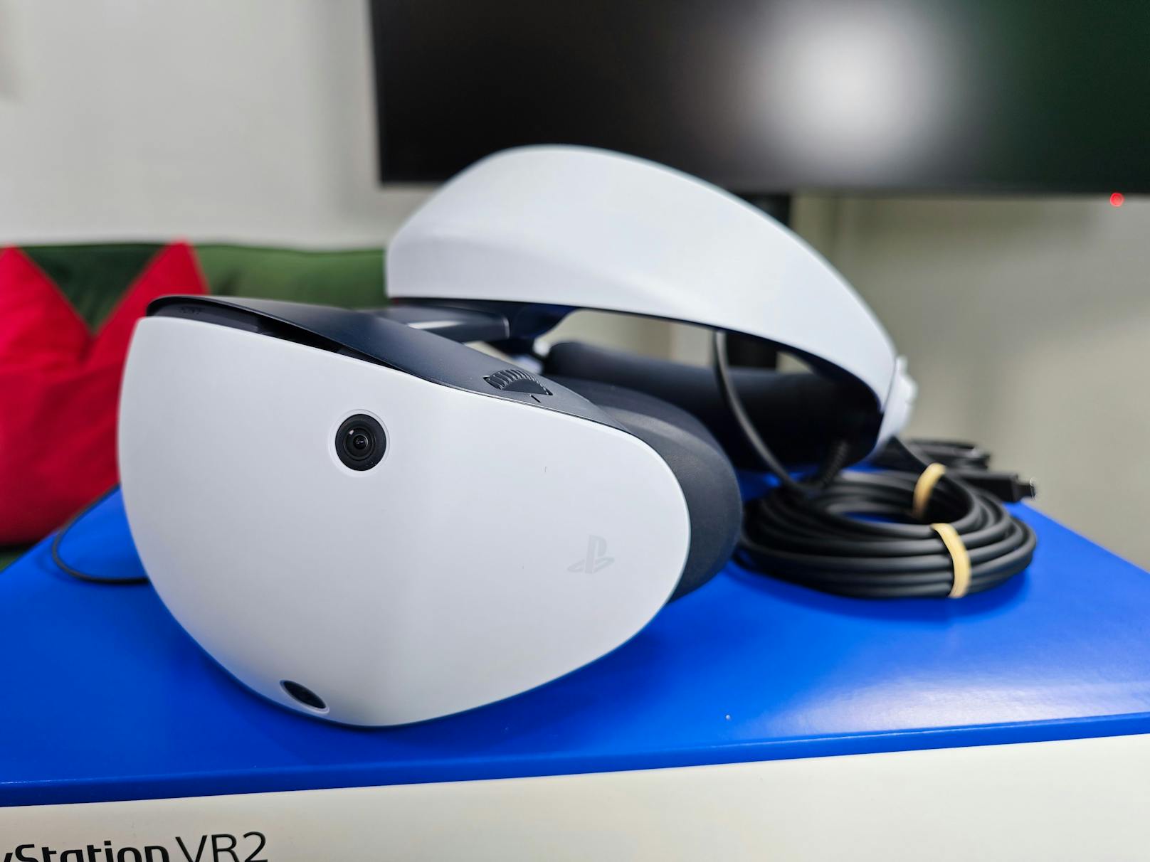 In der Box der PlayStation VR2 für die PlayStation 5 finden sich das neue Headset, die beiden ganz neuen Controller, Kopfhörer samt austauschbaren Silikonaufsätzen und...