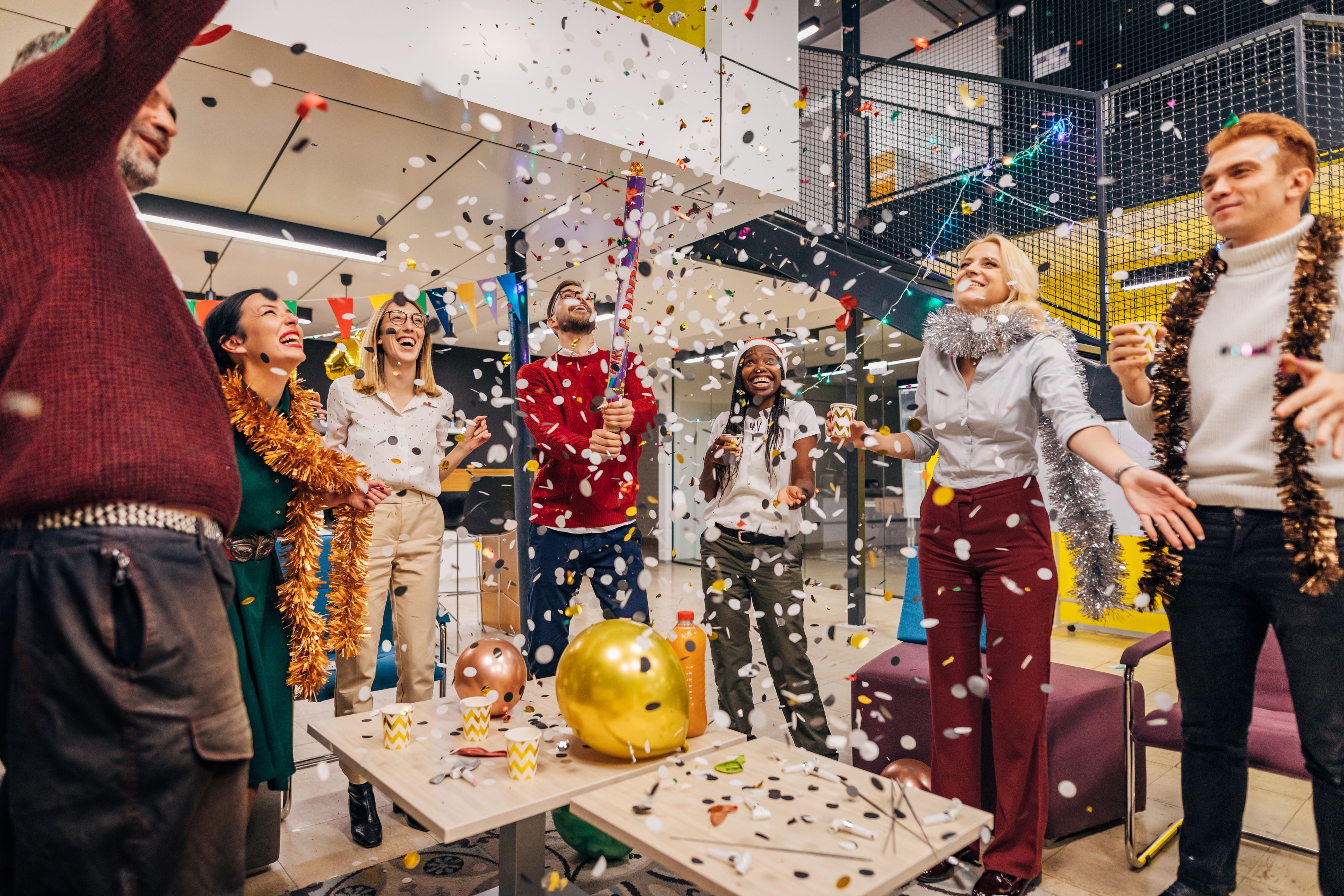 In einigen Büros kostümieren sich die Mitarbeiter am Faschingsdienstag. Symbolbild. 