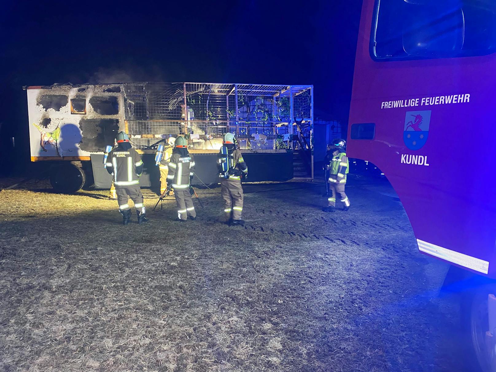 Die Feuerwehr Kundl wurde am Mittwoch zu einem Brand der Klammstraße alarmiert. Ein Faschingswagen war in Flammen aufgegangen.