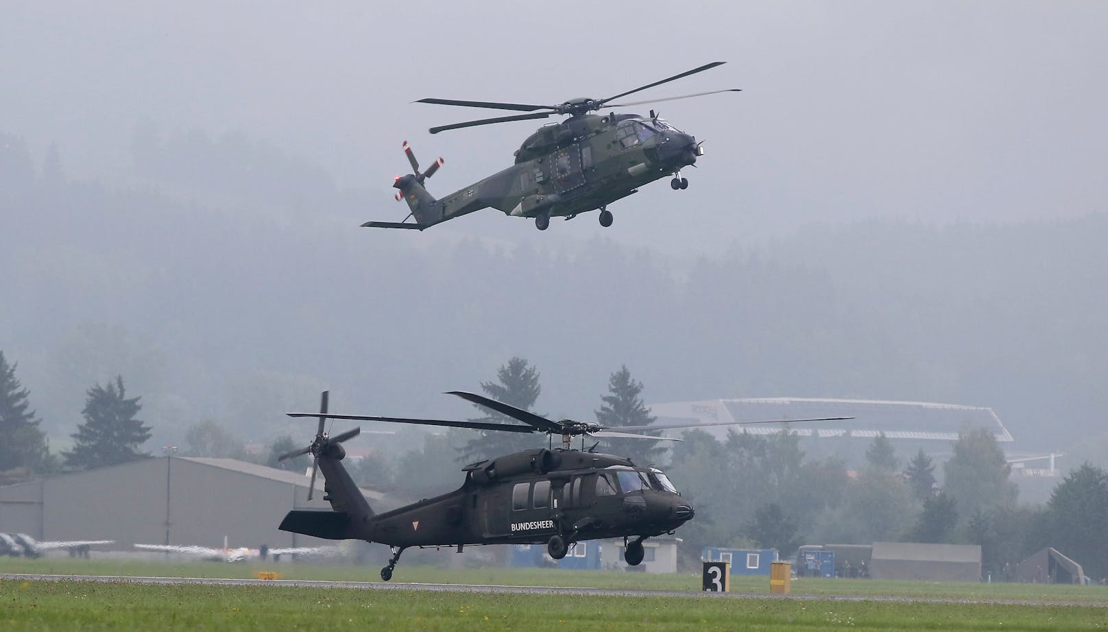 Hubschrauberbesatzungen üben im Hochgebirge