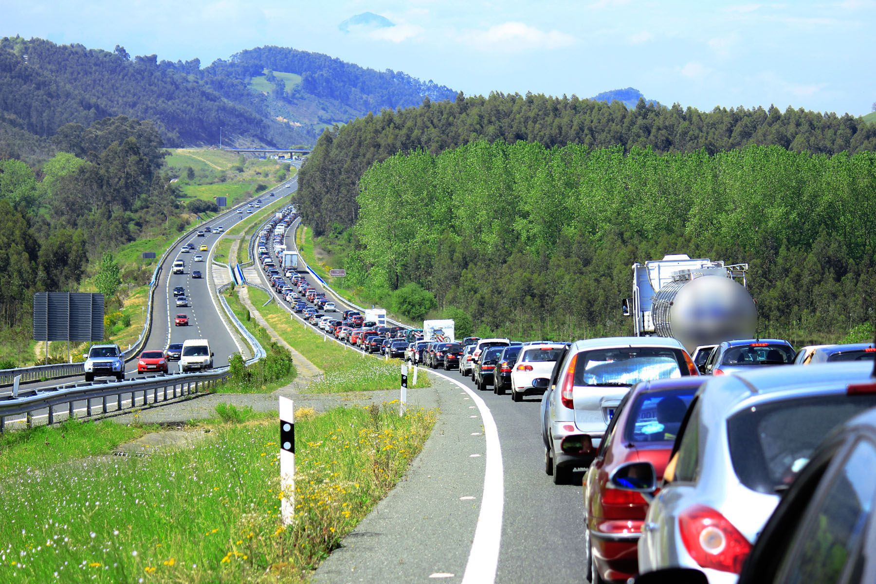Schon jetzt ein typisches Bild: Lkw-Stau auf der Nord-Süd-Achse durch Tirol. Die Transport-Branche befürchtet, es wird bald viel schlimmer.