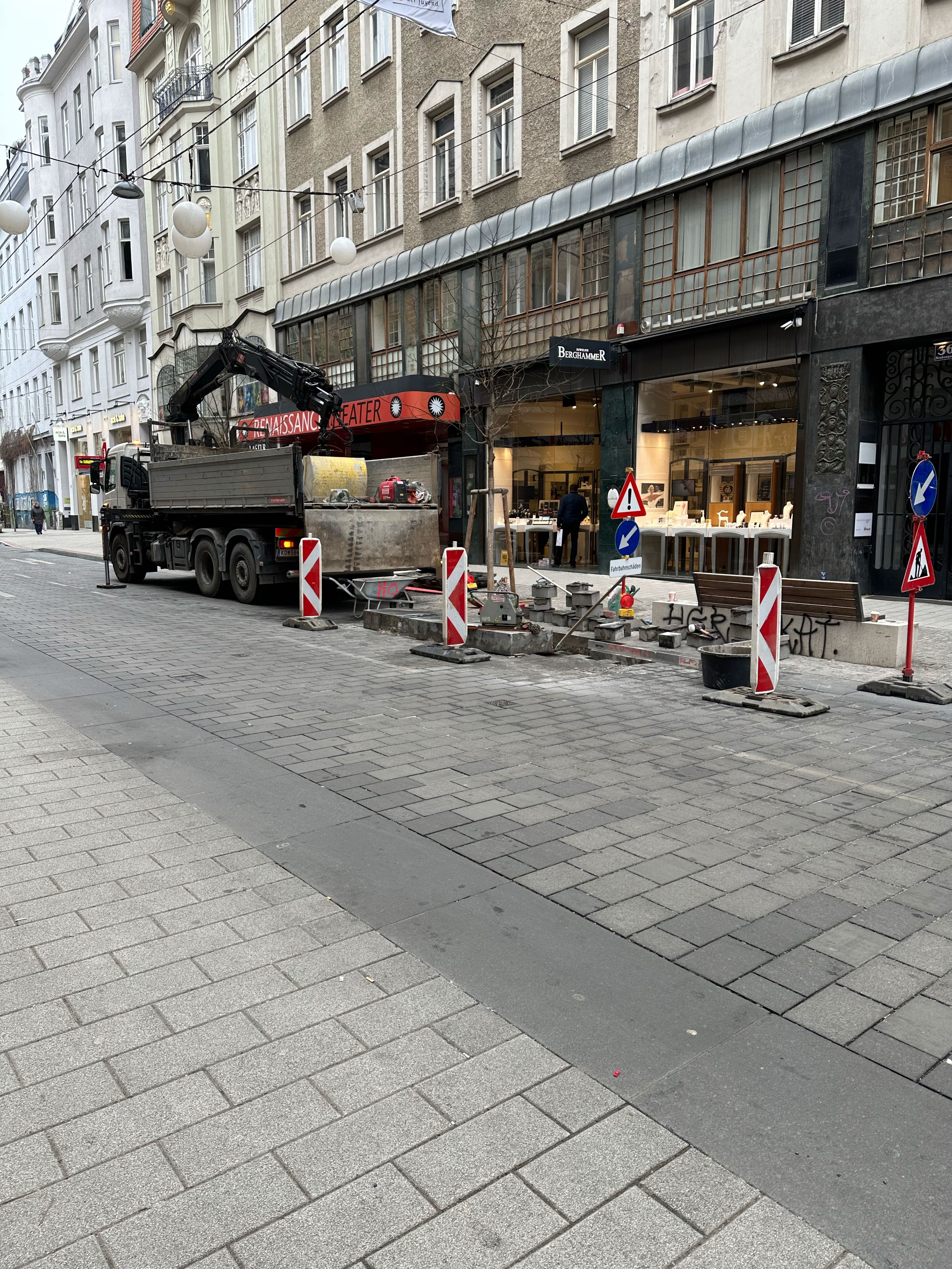 Dellen in der Neubaugasse werden bereits ausgebessert. 