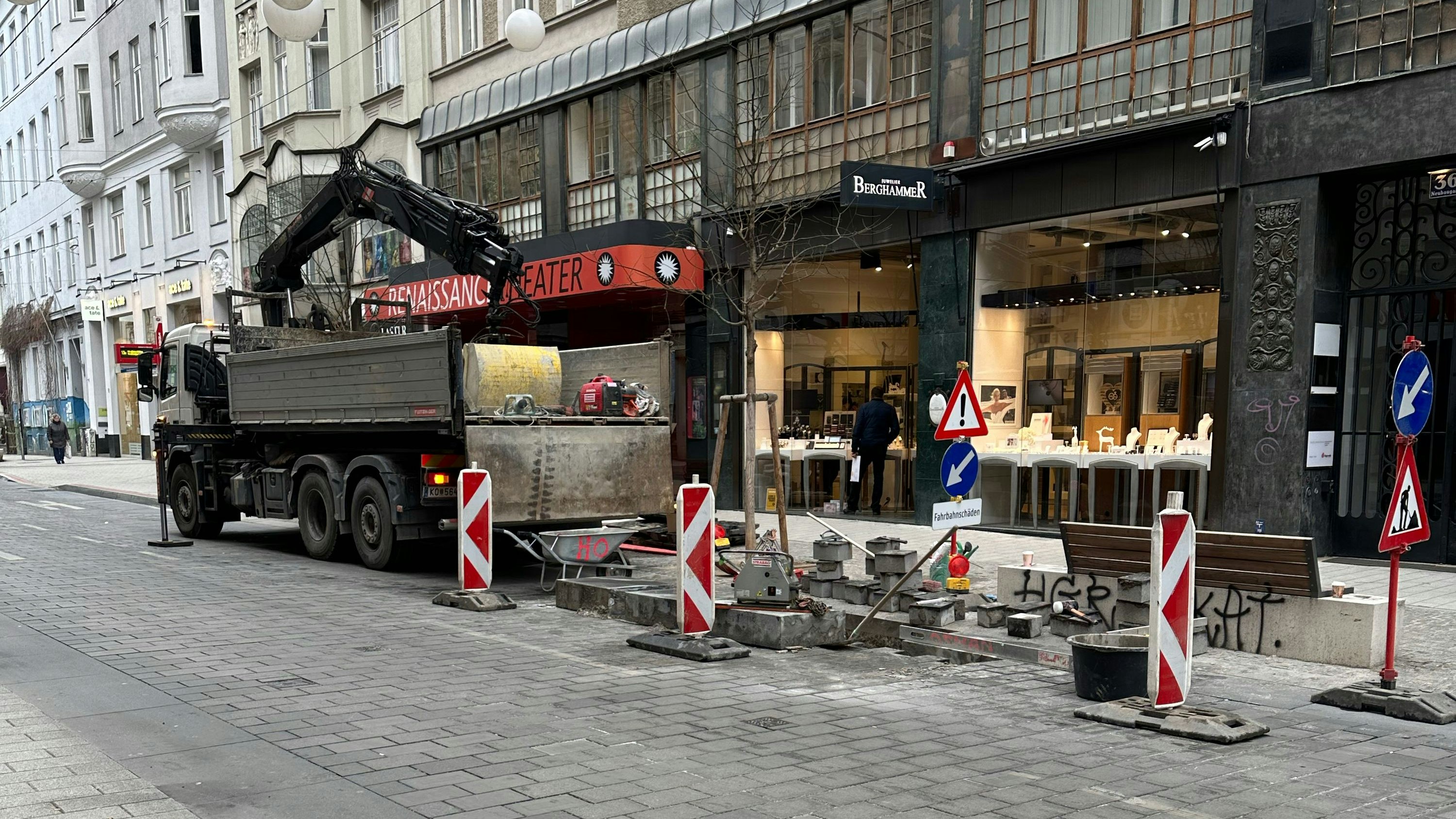 Dellen in der Neubaugasse werden bereits ausgebessert. 