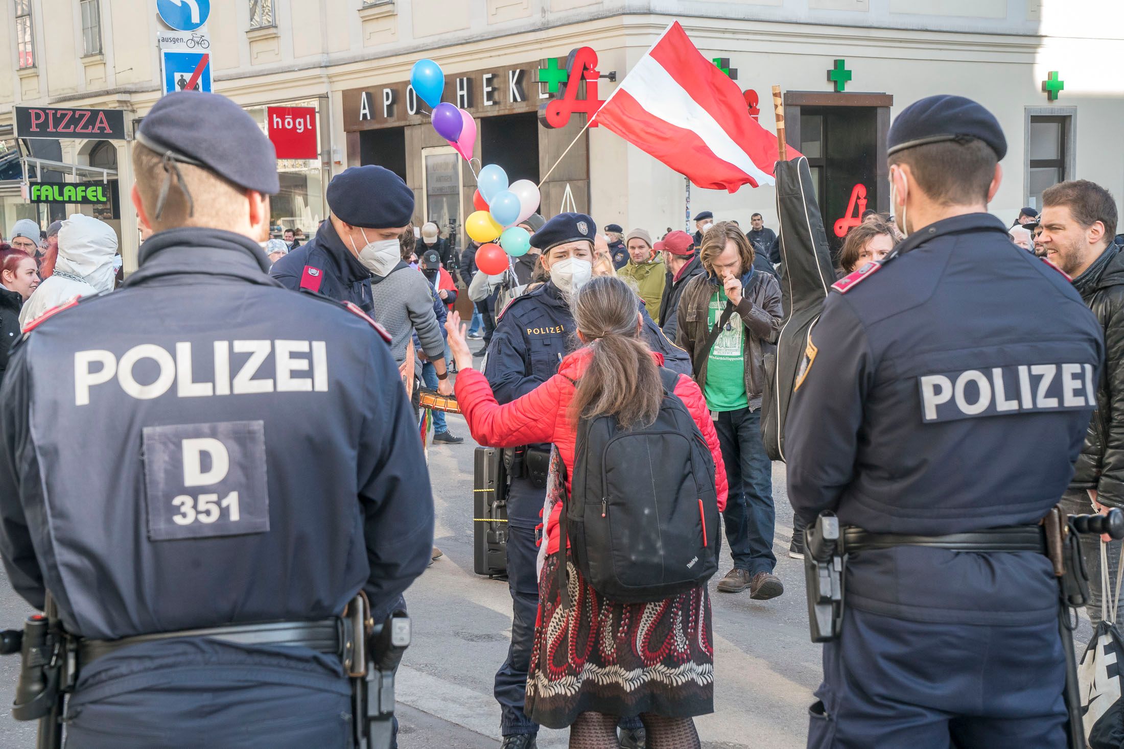 Coronaleugner auf der Straße, Lockdownsünder unterwegs – wer gegen Maßnahmen verstoßen hat, soll dafür auch geradestehen, sagt ein Experte.