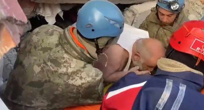 Am 8. Februar konnte Soner Tuğtekin rauchend aus den Trümmern in der türkischen Stadt Adıyaman gerettet werden. Nun hat er mit türkischen Medien gesprochen. 