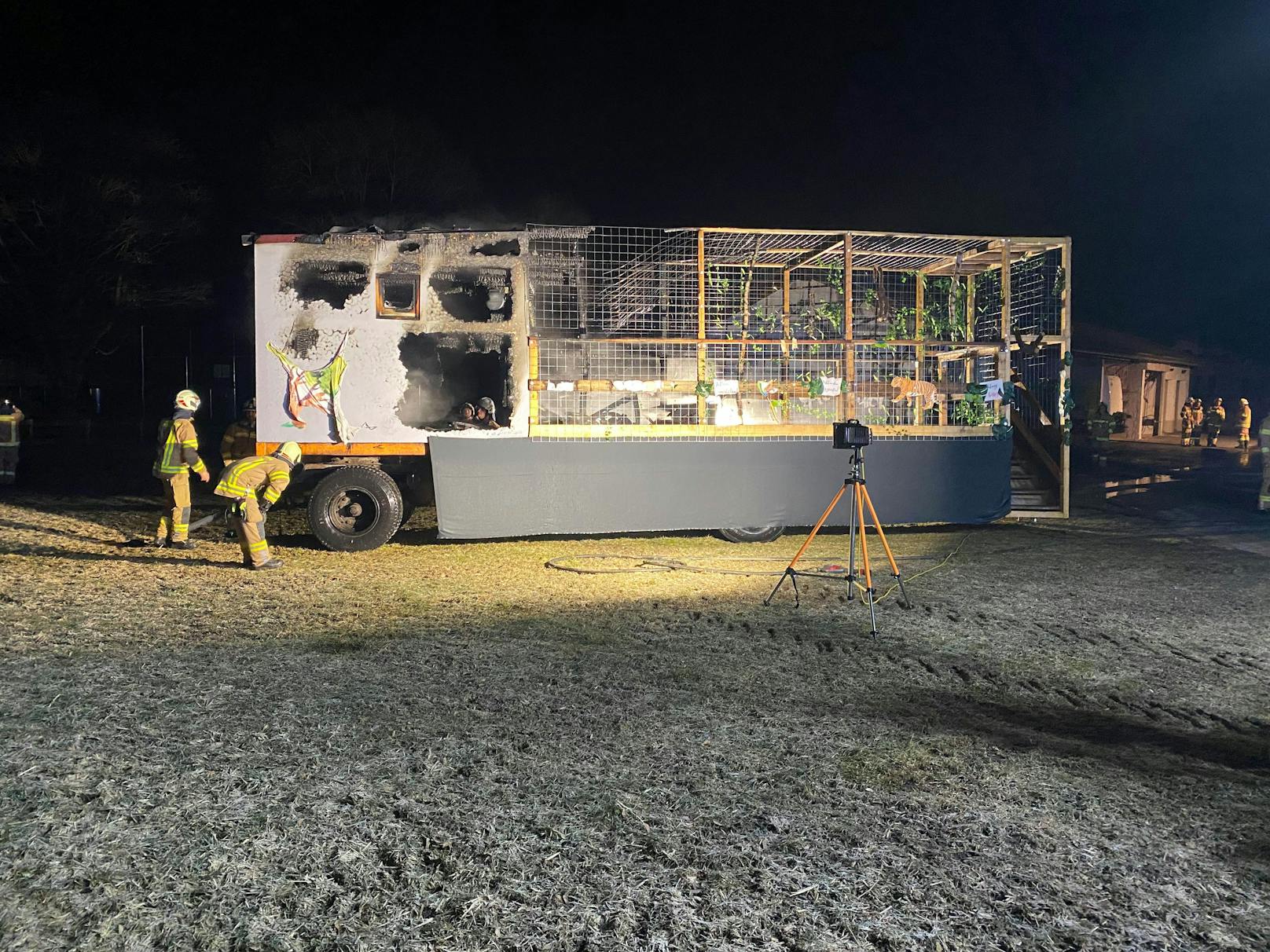 Die Feuerwehr Kundl wurde am Mittwoch zu einem Brand der Klammstraße alarmiert. Ein Faschingswagen war in Flammen aufgegangen.