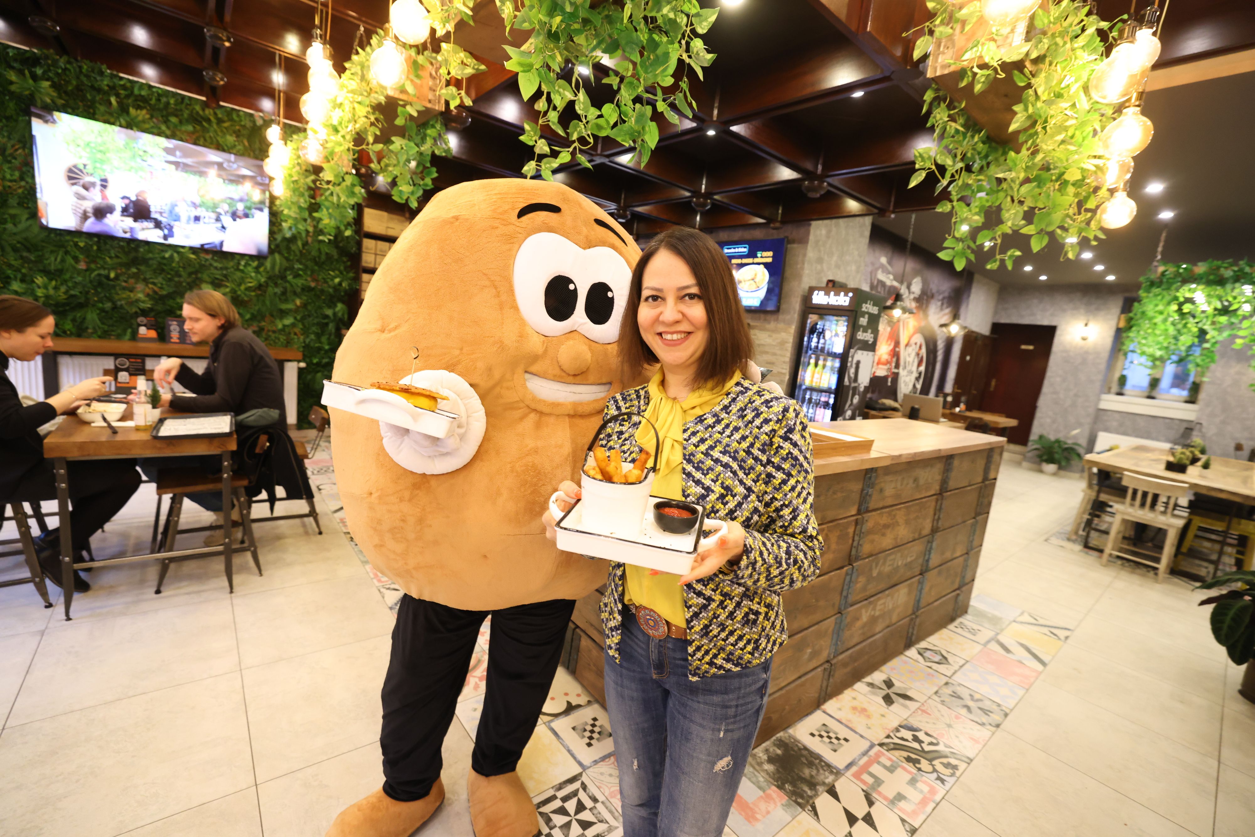 Fatemeh Salimin (re., 41) mit ihrem Mann Nariman Saleh Jahromi. Verkleidet als Kartoffel fährt er auch gern Straßenbahn.