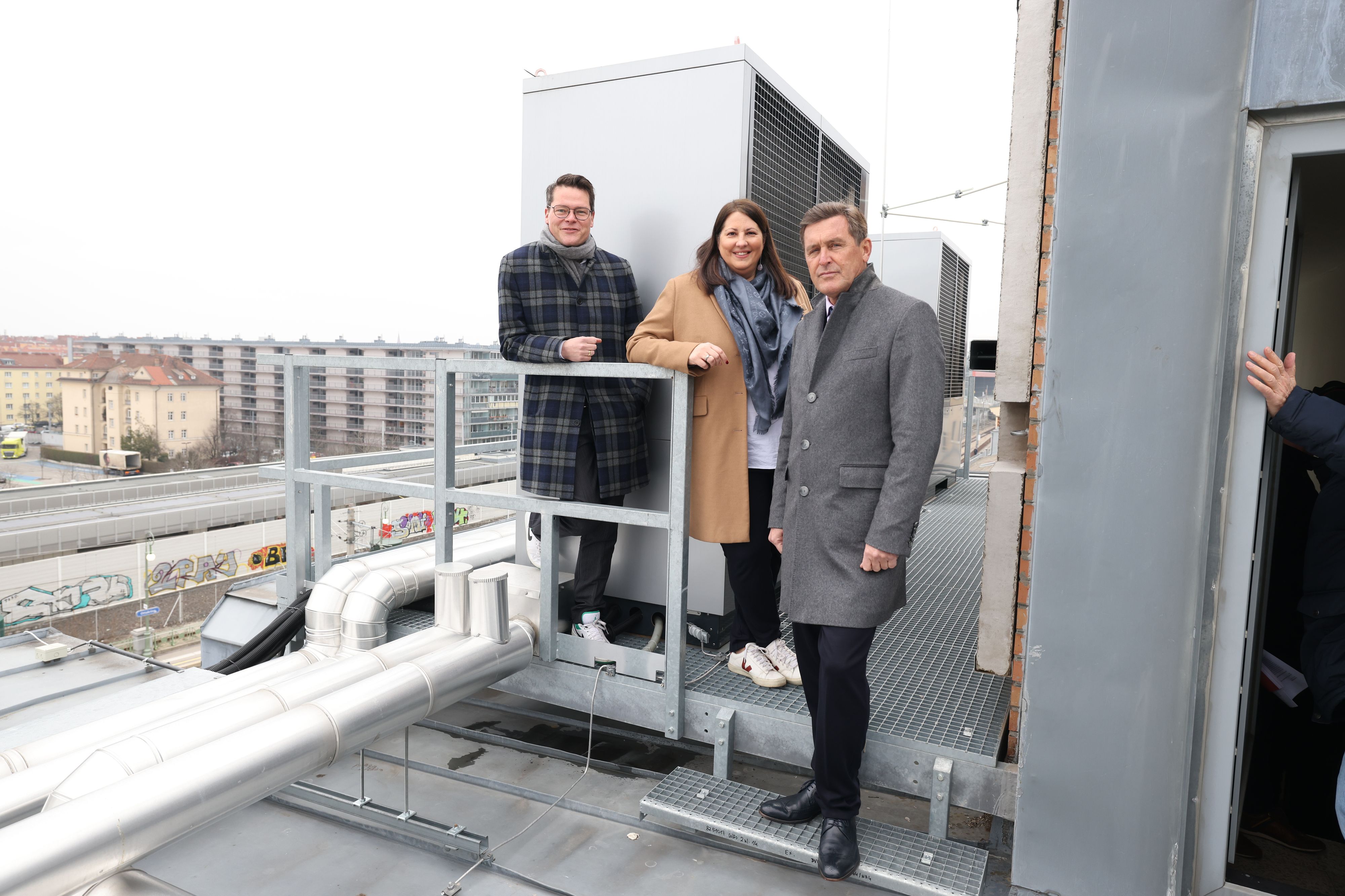Klimastadtrat Jürgen Czernohorszky, Wohnbaustadträtin Kathrin Gaál und Finanz- und Wirtschaftsstadtrat Peter Hanke am Dach der Wohnanlage Huttengasse 77 in Wien-Ottakring.