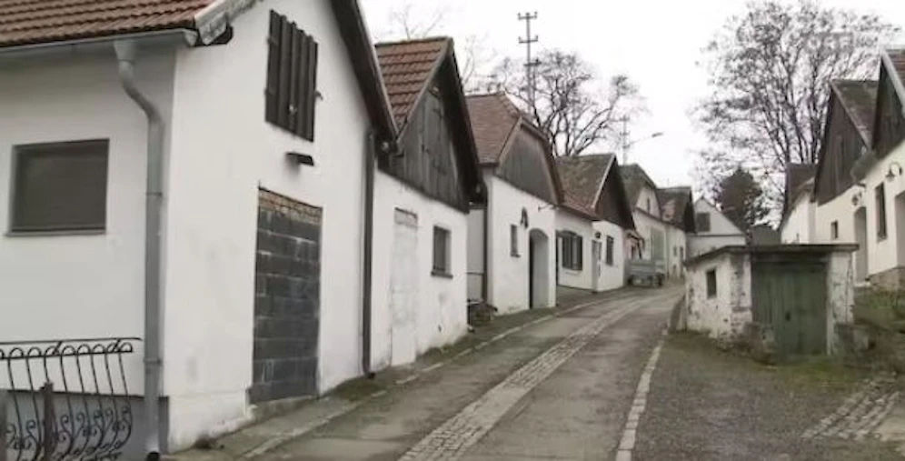 Ein 54 Jahre alter Mann lebte mit seiner Partnerin und sechs Kindern in einem Weinkeller in Obritz.