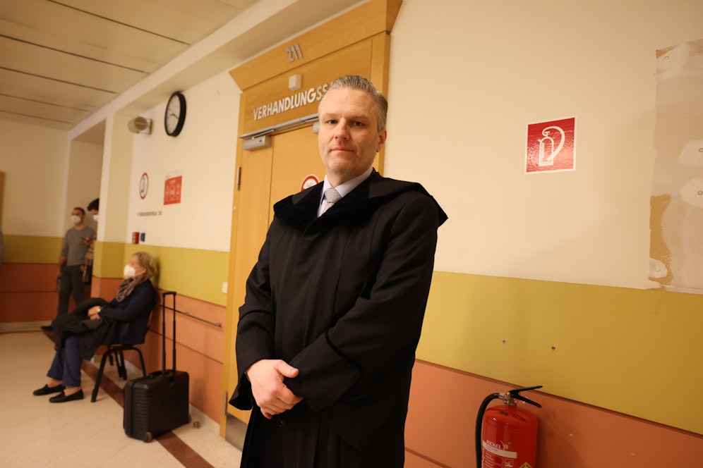 Anwalt Manfred Arbacher-Stöger, ein Spezialist für schwierige Fälle und Experte für Polizisten, vertritt den Polizisten.