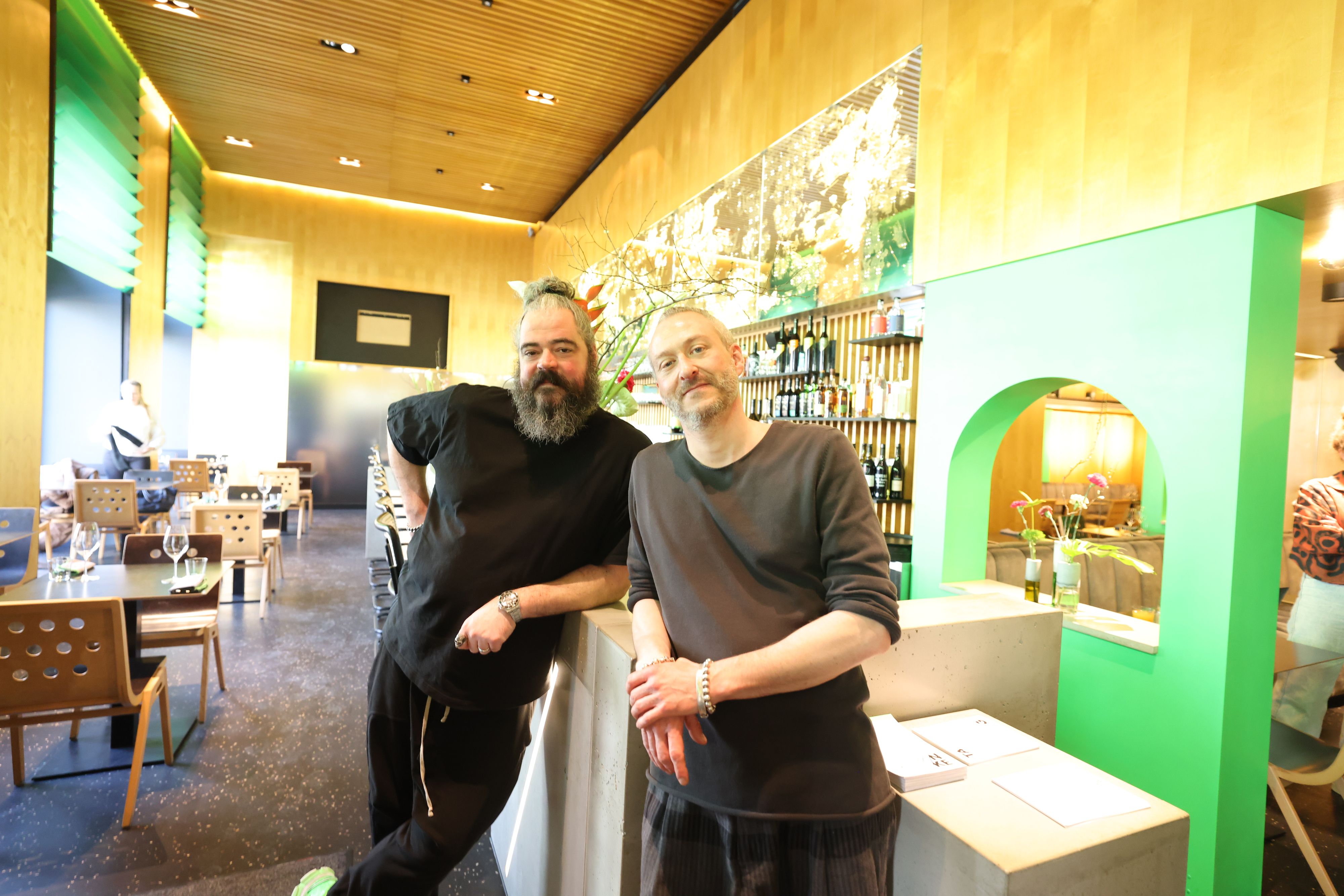 Gregor Imhof und Sebastian Schatz (v.l.) haben dem vom Vorgänger übernommenen Lokal mit Kunst, eigenen Ideen und einem Hauch Grün Gegenwart eingehaucht. Rapid-Grün sei das übrigens nicht.