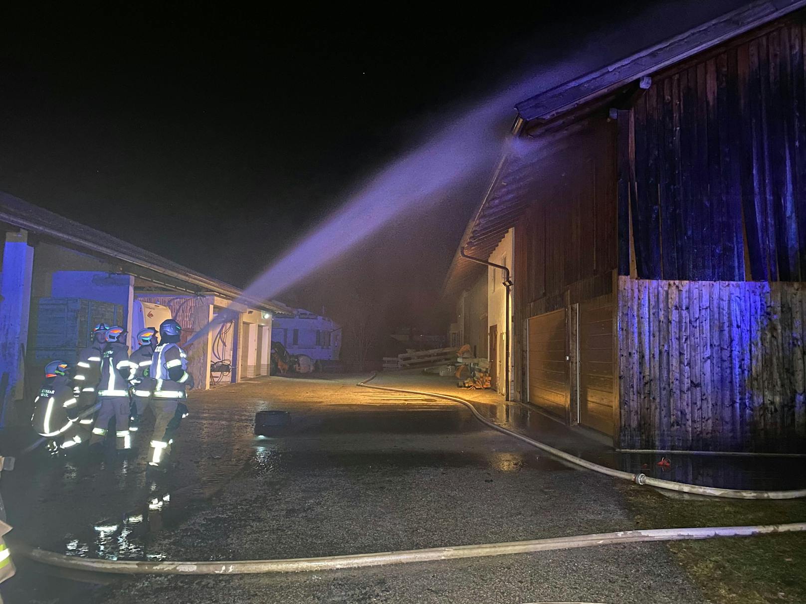 Die Feuerwehr Kundl wurde am Mittwoch zu einem Brand der Klammstraße alarmiert. Ein Faschingswagen war in Flammen aufgegangen.