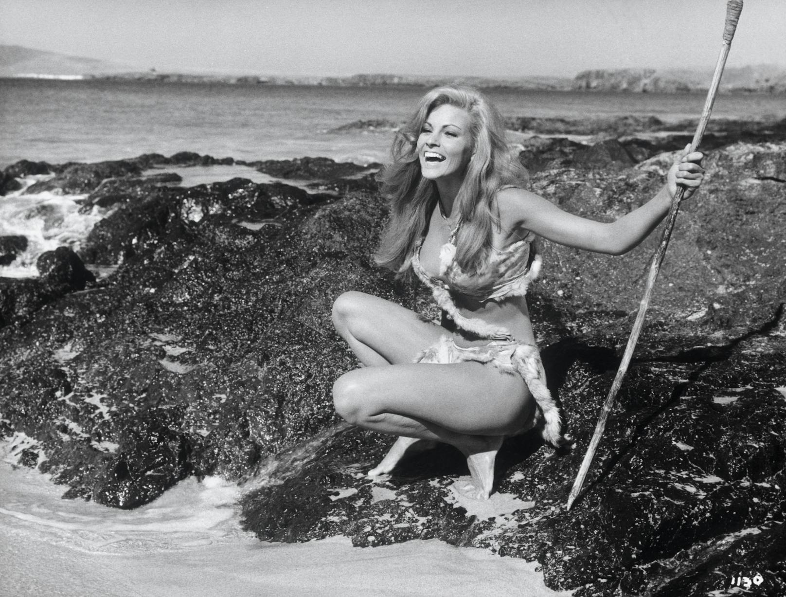 Szenenbilder von <strong>Raquel Welch</strong> in "One Million Years B.C." (deutsch: Eine Million Jahre vor unserer Zeit) aus dem Jahr 1966.