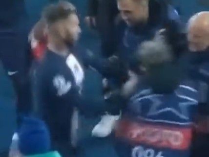 Sergio Ramos stößt einen Fotografen mit voller Kraft weg.