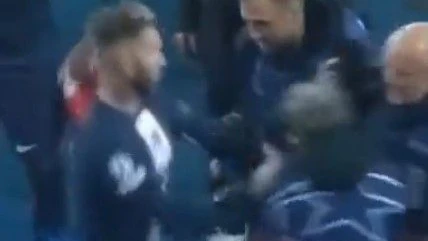 Sergio Ramos stößt einen Fotografen mit voller Kraft weg.