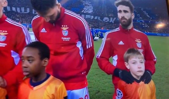 Rafa massiert das Einlaufkind.