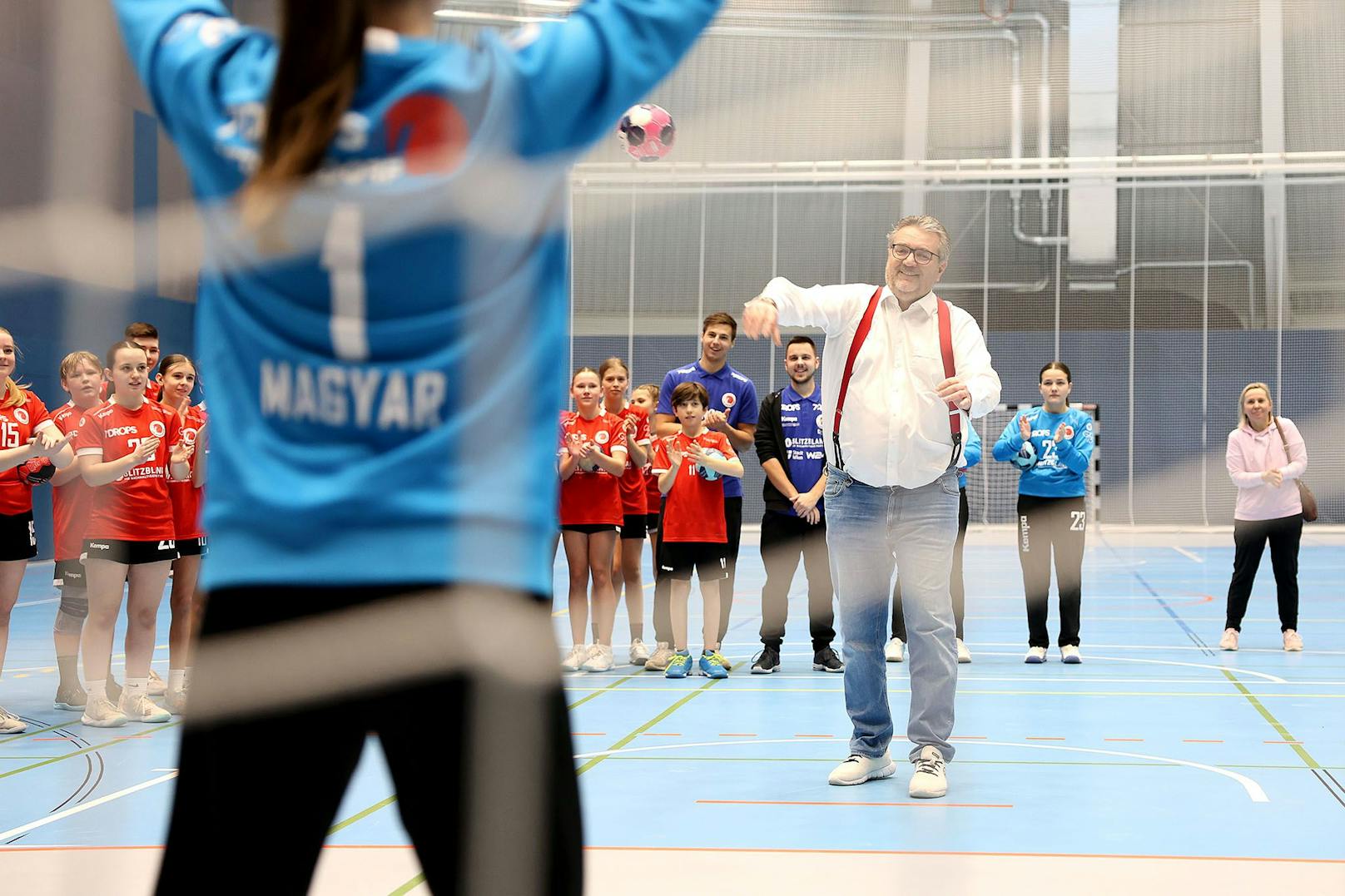 Peter Hacker auf dem neuen hochwertigen Sportbelag mit unterschiedlichen Linierungen von Handball bis Volleyball
