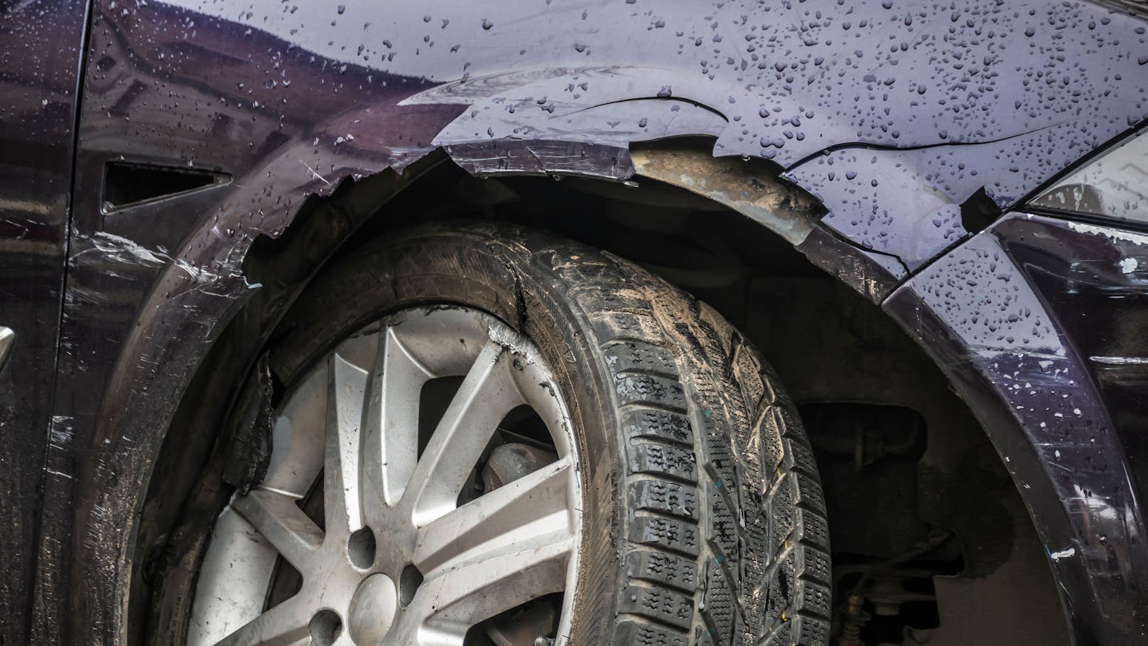 Im Bezirk Landeck (T) soll eine betrunkene Frau am Dienstagabend mehrere Autos mit ihrem Geländewagen beschädigt haben.