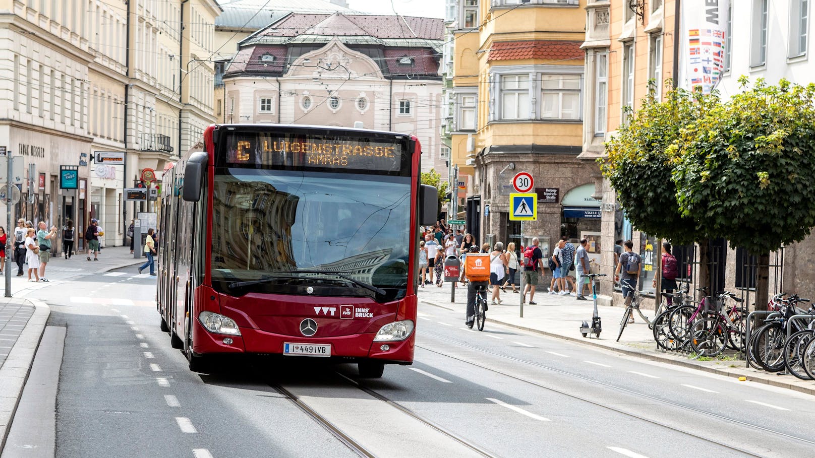 Linienbus landet nach Ausweichmanöver in Vereinshaus