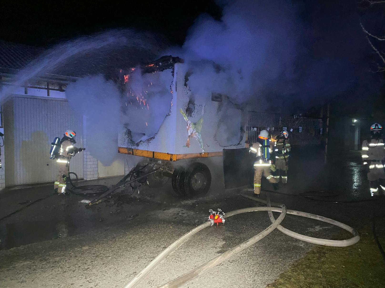 Die Feuerwehr Kundl wurde am Mittwoch zu einem Brand der Klammstraße alarmiert. Ein Faschingswagen war in Flammen aufgegangen.