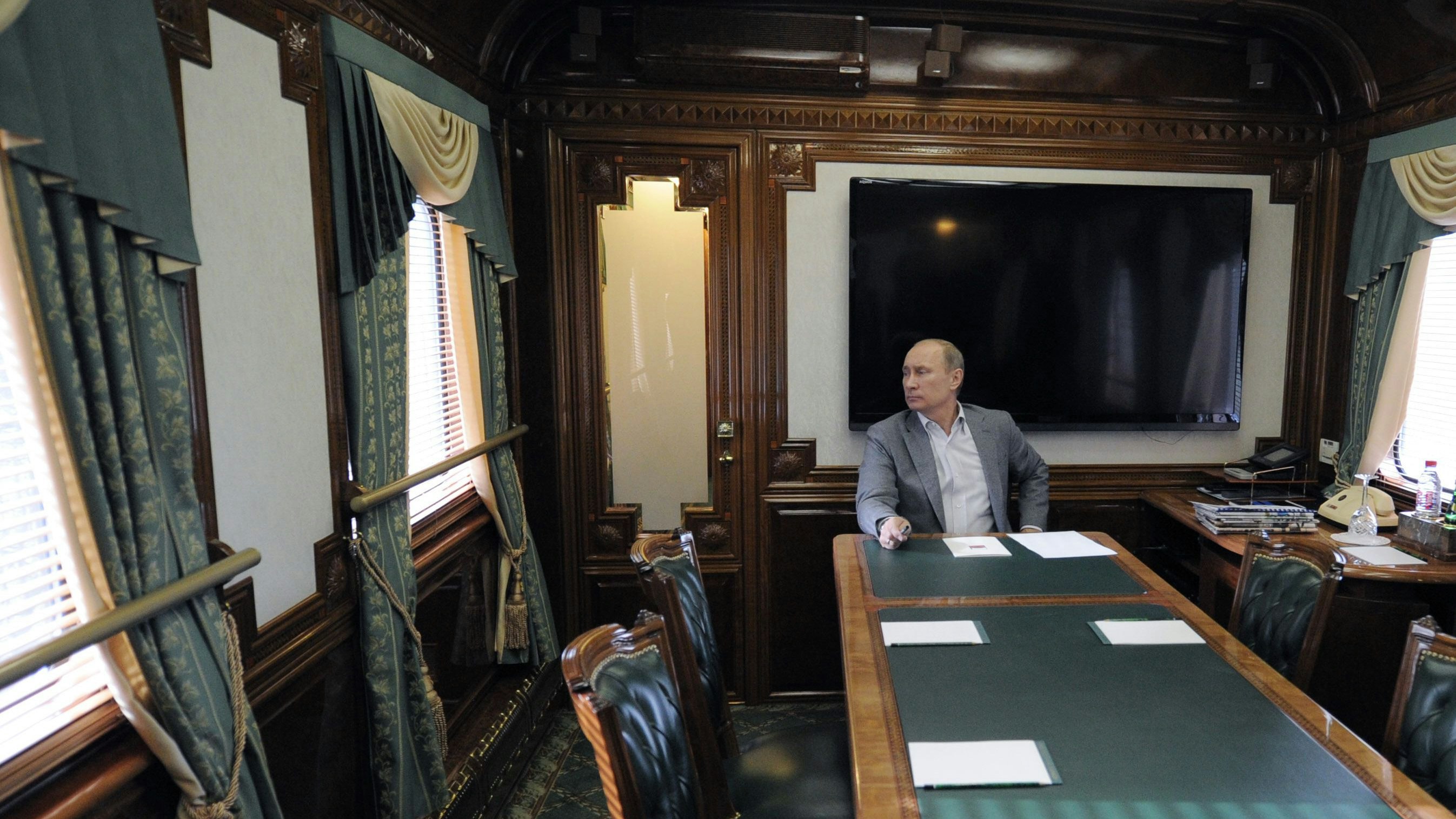 Download von www.picturedesk.com am 15.02.2023 (15:56).  ITAR-TASS: MOSCOW, RUSSIA. OCTOBER 19, 2012. Russia's president Vladimir Putin at a meeting on rail transport development held in a train on the Moscow Little Railway Ring. (Photo ITAR-TASS / Alexei Druzhinin) - 20121019_PD2058 - Rechteinfo: Rights Managed (RM)