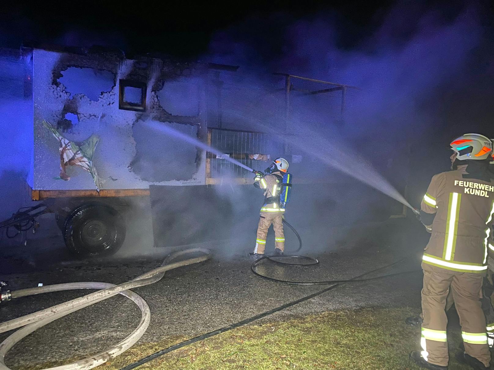 Die Feuerwehr Kundl wurde am Mittwoch zu einem Brand der Klammstraße alarmiert. Ein Faschingswagen war in Flammen aufgegangen.