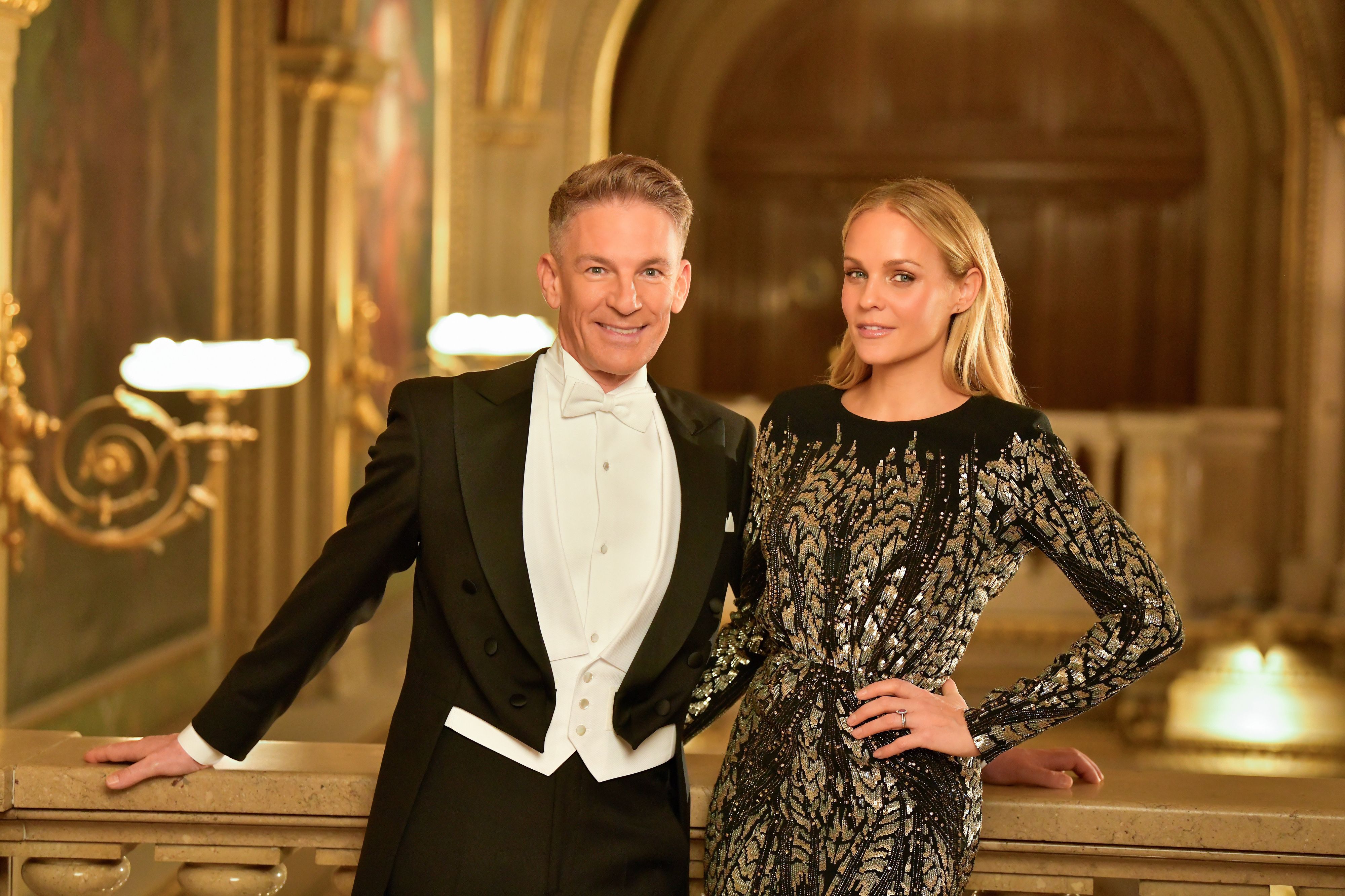 "Wiener Opernball 2023 und ORF machen sich für ÖSTERREICH HILFT ÖSTERREICH stark", "Multimediale Berichterstattung und ORF-Aktionstag im Zeichen des Zusammenhalts." Nach zweijähriger Pause findet am Donnerstag, dem 16. Februar 2023, live ab 20.15 Uhr in ORF 2 der 65. Wiener Opernball statt. Der mit vielen Neuerungen versehene Ballabend ist auch in 3sat zu sehen. Der diesjährige Opernball steht - in Partnerschaft mit dem ORF - ganz im Zeichen der Solidarität und unterstützt ÖSTERREICH HILFT ÖSTERREICH - eine gemeinsame Initiative von Österreichs führenden Hilfsorganisationen in Kooperation mit dem ORF. So stellt der ORF seine Programme rund um den "Ball der Bälle" in den Dienst der guten Sache, um auf die Aktion aufmerksam zu machen. Bereits am Freitag, dem 10. Februar 2023, startet ein multimedialer Aktionstag. In TV, Radio und Online stehen aktuelle Beiträge zu der Initiative auf dem Programm. Auch abseits dieses Aktionstages weist der ORF vor dem Opernball-Abend in seinen Programmen auf die Aktion hin, um das Publikum zum Spenden zu animieren. Durch den diesjährigen Opernball-TV-Abend führen Mirjam Weichselbraun und Andi Knoll, das ZIB-Moderationspaar Nadja Bernhard und Tarek Leitner, Karl Hohenlohe und Christoph Wagner-Trenkwitz sowie Teresa Vogl.Im Bild: Andi Knoll, Mirjam Weichselbraun.  SENDUNG: ORF2 - DO - 16.02.2023 - 21:10 UHR. - Veroeffentlichung fuer Pressezwecke honorarfrei ausschliesslich im Zusammenhang mit oben genannter Sendung oder Veranstaltung des ORF bei Urhebernennung.  Foto: ORF/Thomas Ramstorfer.  Anderweitige Verwendung honorarpflichtig und nur nach schriftlicher Genehmigung der ORF-Fotoredaktion.  Copyright: ORF, Hugo-Portisch-Gasse 1, A-1136 Wien, Tel. +43-(0)1-87878-13606