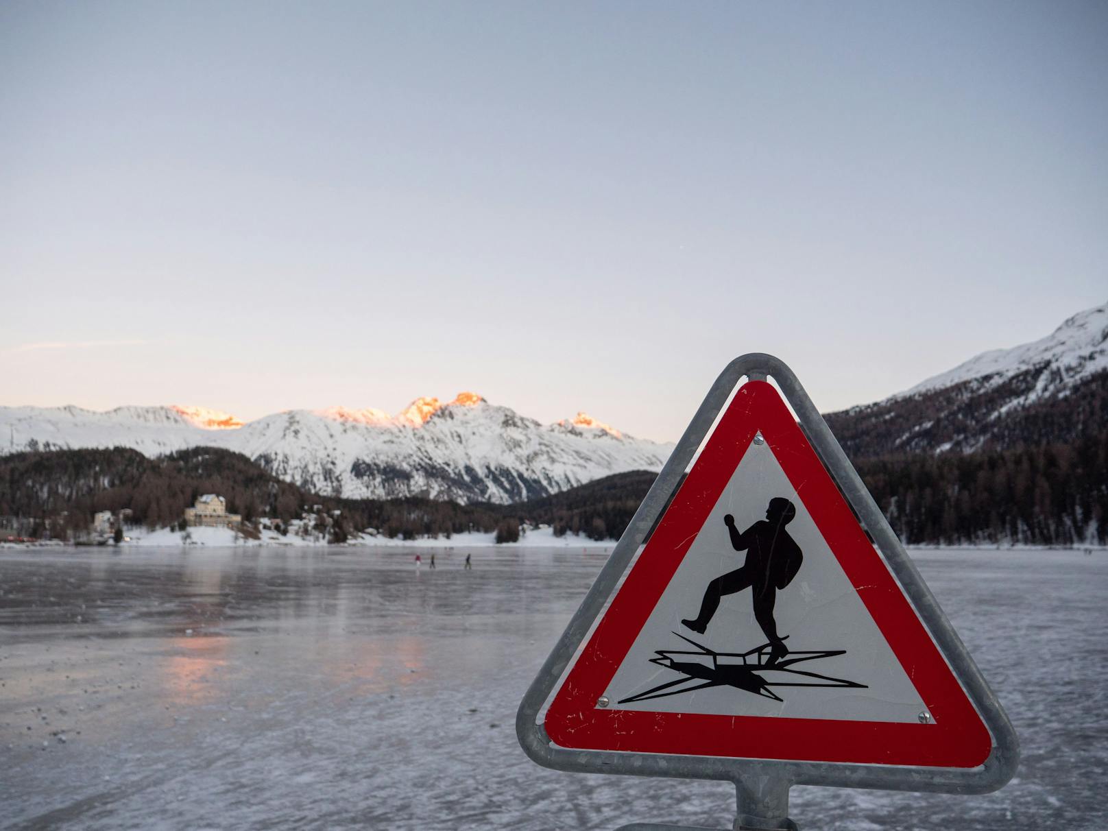 Auf dem Weißensee in Kärnten ist eine 68-Jährige auf dünnem Eis eingebrochen. Symbolbild. 